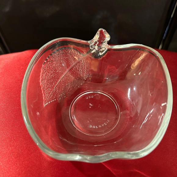 Two 5” Apple dishes leaves etched on. KIG Indonesia. - Picture 8 of 11